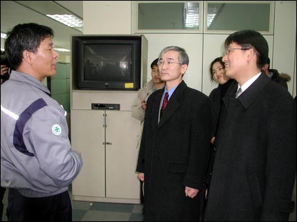 12일 오후 회사를 방문한 민주노동당 조사단 이덕우 단장(가운데)이 회사 노무팀 양성식 부장을 만나 협조를 요청하고 있는 모습. 